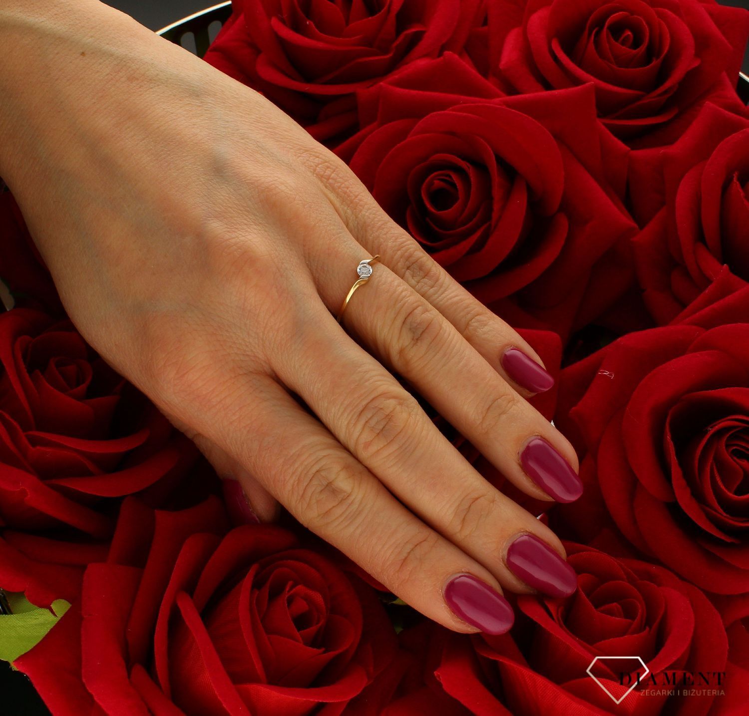 Złoty pierścionek 585 damski zaręczynowy wzór rozmiar 11 PI 2614  to złoty damski pierścionek wykonany z wysokiej próby złota 585. Idealna biała cyrkonia we wzorze zaręczynowym nadają pierścionkowi nowoczesnego wyglądu (4).jpg